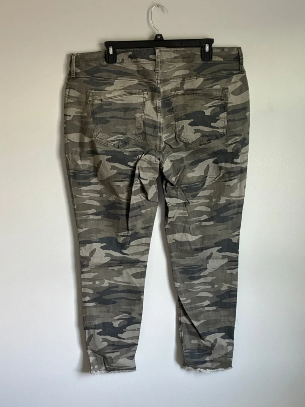 Express Women’s Ankle Legging Camo Jeans - Picture 4 of 5